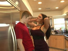 Gros seins, Sucer une bite, Brunette brune, Femme couguar, Hard, Collant