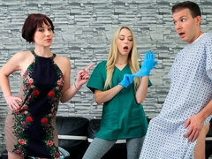 Blasen, Hundestellung, Frau frau mann, Krankenschwester, Dürr, Jungendliche (18+), Flotter dreier, Titten