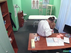 Sucer une bite, Médecin, En levrette, Ex petite amie, Doigter, Bureau, Uniforme, Voyeur