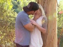 Verga grande, Rubia, Sexo duro, Tetas naturales, Al aire libre, Público, Tatuaje, Mojado