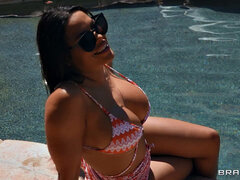 Grosse titten, Bikini, Braunhaarige, Masturbation, Im freien, Muschi, Tätowierung, Nass