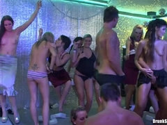 Bruinharig, Naakte man aangeklede vrouw, Vingeren, Groep, Lesbisch, Panty, Kousen, Nat