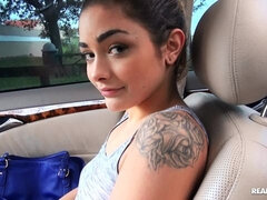 Mamada, Morena, Coche, Pajear, Al aire libre, Pov, Tatuaje, Adolescente