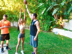 Grosse bite, Sucer une bite, Brunette brune, En levrette, Double pénétration, Maigrichonne, Adolescente, Plan cul à trois