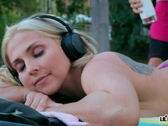 Gros seins, Blonde, Tromperie, Queue, Huilée, Piscine, Pov, String