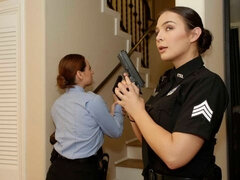 Cul, Sucer une bite, En levrette, 2 femmes 1 homme, Police, Rousse roux, Adolescente, Uniforme