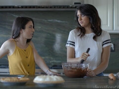 Morena, Cocina, Lesbiana, Lamidas, Tetas naturales, Perforación, Tetas, Mojado