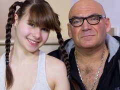 Cul, Blonde, Sucer une bite, En levrette, Branlette thaïlandaise, Seins naturels, Dénudage, Adolescente