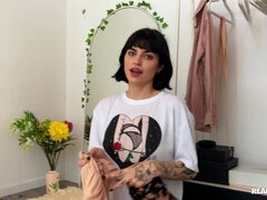 Morena, Abierta, Pajear, Masturbación, Afeitado, Tatuaje, Tetas, Juguetes