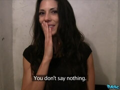 18 jaar, Mooi, Grote kont, Grote lul, Bruinharig, Hondjeshouding, Geld, Natuurlijke tieten