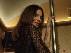 Culo, Negro, Tacones, Tetas naturales, Falda, Medias largas, Desnudarse, Tatuaje