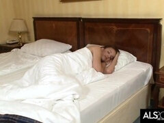 Brunette brune, Clito, Gode, Poupée, Doigter, Chatte, Nénés, Mouillée