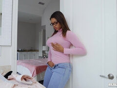 Chambre à dormir, Sucer une bite, Lunettes, Fille latino, Chatte, Rasée, Douche, Nénés