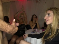 Blasen, Braunhaarige, Spermaladung, Aufs gesicht abspritzen, Handjob, Latina, Orgie, Flotter dreier