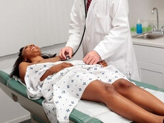 Cul, Noire, Brunette brune, Médecin, En levrette, Branlette thaïlandaise, Interracial, Adolescente