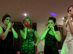 Blonde, Brunette brune, Ivre, Lesbienne, Fête, Jarretelles