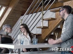 Zoenen, Lesbisch, Likken, Masturbatie, Kousen, Strippen, Tatoeage, Tieten likken