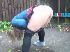Leie, Frau, Fingern, Flashen, Pissen, Öffentlich, Rock, Spielzeuge