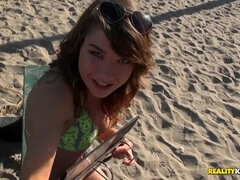 Leie, Bikini, Blasen, Braunhaarige, Kehlenfick, Aufs gesicht abspritzen, Realität, Tätowierung