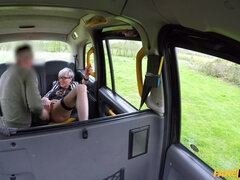 Tussi, Grosser schwanz, Aufs gesicht abspritzen, Faustfick, Handjob, Lecken, Milf, Piercing