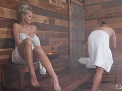 Grosse bite, Blonde, Plantureuse, En levrette, Bâillonner, Masturbation, Sauna, Nénés