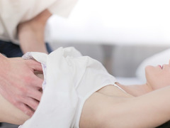 Sucer une bite, Brunette brune, Éjaculation interne, Nénés