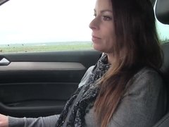 Brunette brune, Voiture, Femme couguar, Argent, Naturelle, De plein air, Public, Mouillée