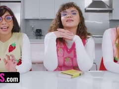 Gros seins, Sucer une bite, En levrette, Faciale, Le plan cul à quatre, Chatte, Rasée, Adolescente