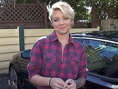 Leie, Sperma im mund, Spermaladung, Hundestellung, Pov, Rasiert, Kurzes haar, Tätowierung
