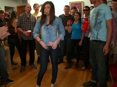 デカ尻, ブロンド, フェラチオ, 手コキする, 淫乱熟女, パーティ, 馬乗り, 三人