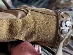 Leie, Armee, Stiefel, Spermaladung, Füsse, Masturbation, Solo, Uniform