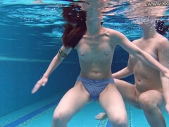 18 jahre, Grosse titten, Lesbisch, Zierlich, Pool, Öffentlich, Badeanzug, Unter wasser