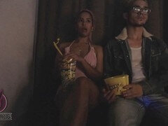 Grosser schwanz, Blasen, Kino, Gehörnter ehemann, Sperma im mund, Handjob, Latina, Spanisch