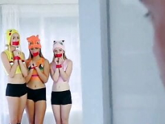 Excited 4er with 3 women cosplayers