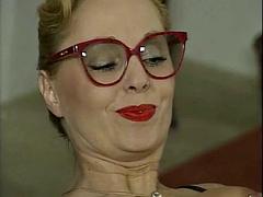 Nana, Blonde, Sucer une bite, Bottes, Lesbienne, Mature, Séduite, Professeur