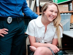 Gros cul, Blonde, Sucer une bite, En levrette, Branlette thaïlandaise, Dénudage, Adolescente, Uniforme