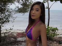 Amerikaans, Aziatisch, Zwart, Pijpbeurt, Vriendin, Natuurlijke tieten, Buiten, Nat