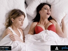 18, デカ尻, 茶髪の, インド人, レズビアン, オナニー, フェラする, オッパイの