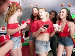 Hondjeshouding, 1 man 2 vrouwen, Vingeren, Likken, Feest, Realiteit, Trio, Trein