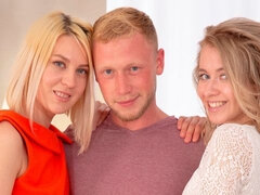 Blondine, Blasen, Frau frau mann, Handjob, Penis, Tätowierung, Jungendliche (18+), Flotter dreier