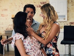 18, 毛深い, なめる, 淫乱熟女, 母, ティーン, 三人, ヴァージン