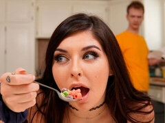 Bruinharig, Sperma in mond, Sperma shot, Handbeurt, Keuken, Likken, Moeder die ik wil neuken, Natuurlijke tieten