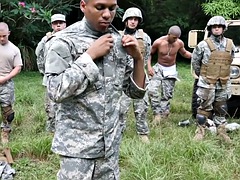 Armee, Blasen, Spermaladung, Schwul, Handjob, Im freien, Tätowierung, Uniform
