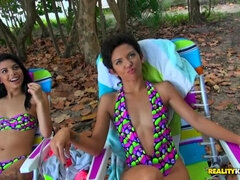 Faciale, Fille latino, Lesbienne, Léchez, Petite femme, Réalité, Rasée, Plan cul à trois