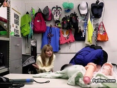18 jaar, Gevangen, Seksspeelgoed, Hardcore, Kantoor, Spion, Gestolen, Bekijker