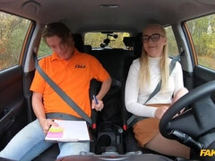 Leie, Blondine, Braunhaarige, Auto, Schwanz, Brille, Tanga, Titten