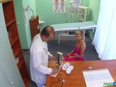 Amateur, Salle de bains, Sucer une bite, Médecin, En levrette, Infirmière, Lécher le sphincter, Voyeur