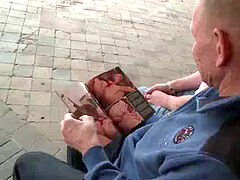 Heisse Zeitungsverkäuferin auf dem Bahnhofsklo gefickt