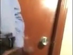 Porteiro dando aliviada no trampo 5