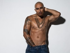 King Noire uses every toy he can get his hands on